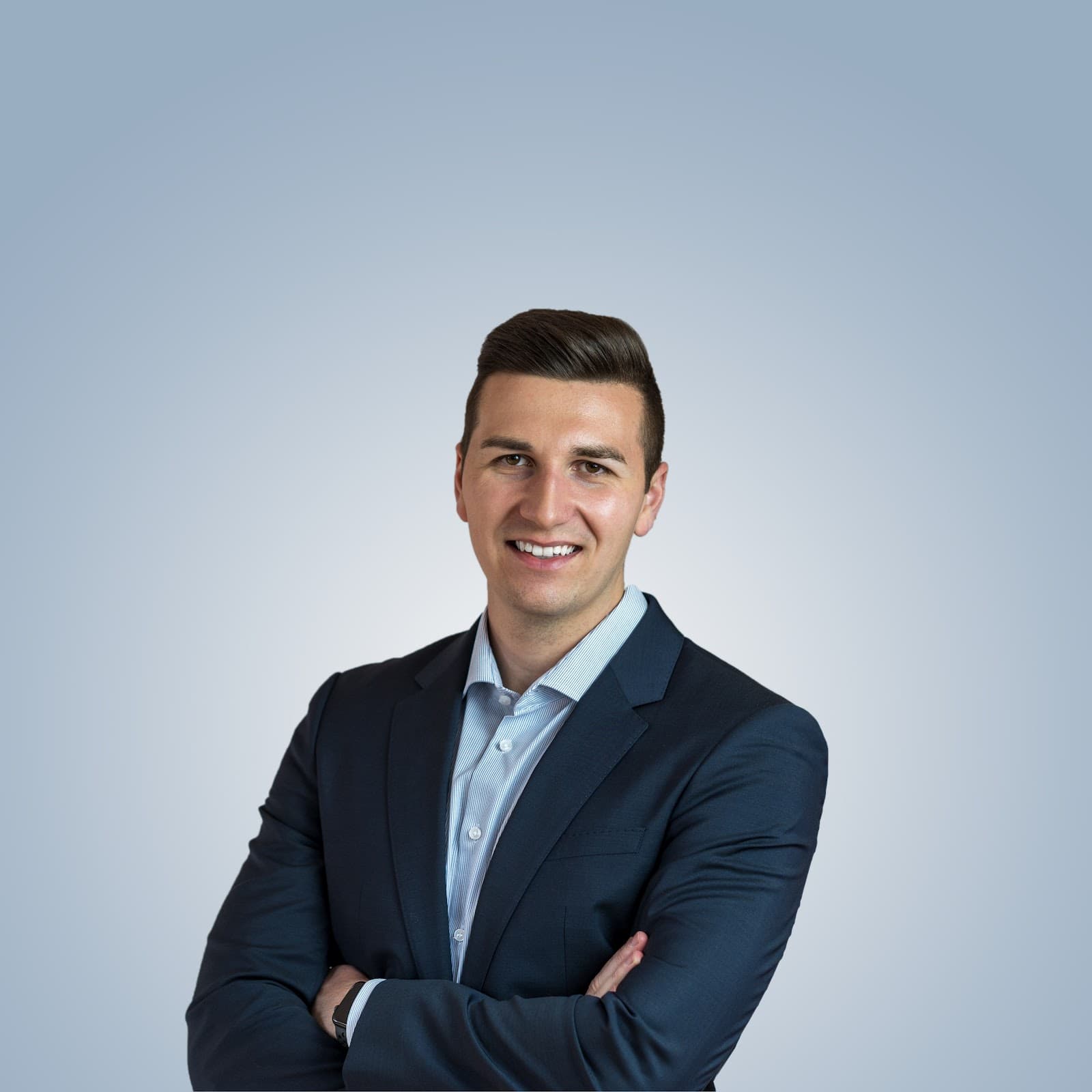 Portrait of a middle-aged man, he wears a suit and a blue shirt. It's a formal image.